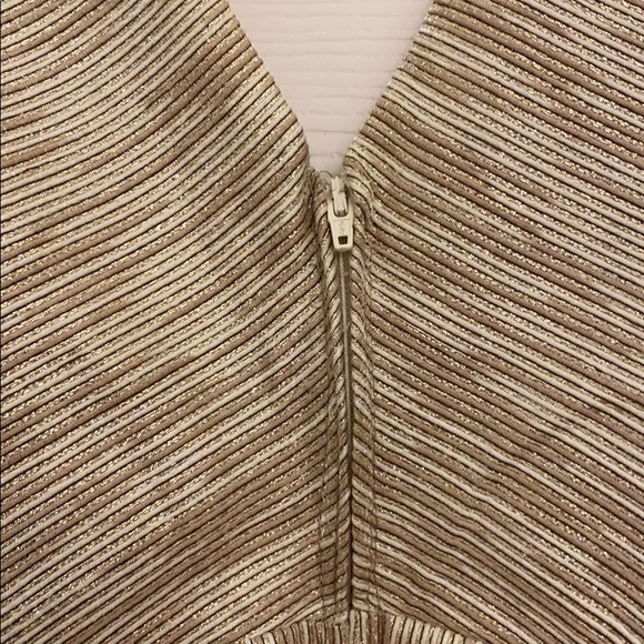 Body Hugging Gold Mini - Picture 4 of 6